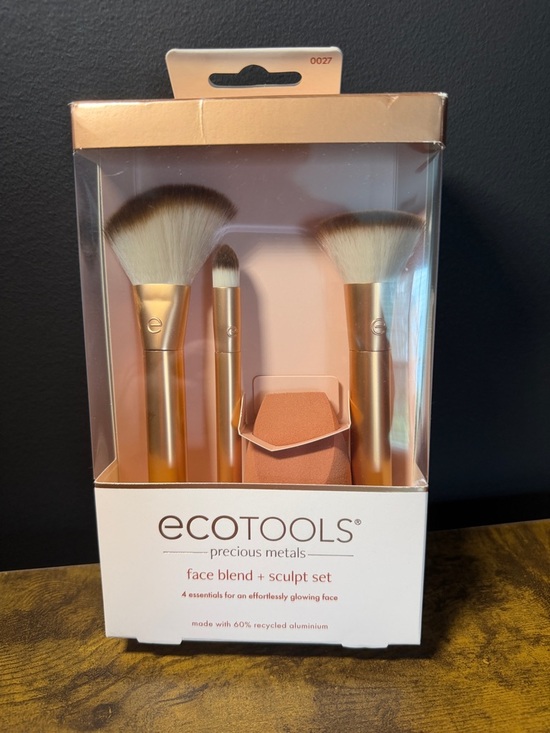 ECO TOOLS Other - ECO TOOLS FACE BLENDS & SCULPT SET